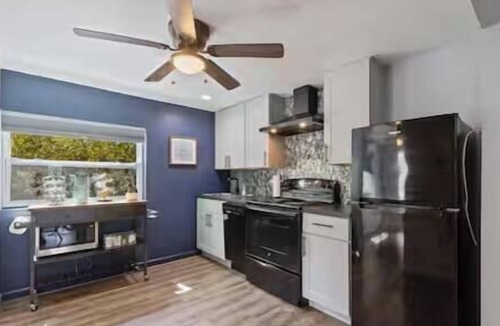 Lakeland Cottage | 2/1 Pet Friendly Spanish Cottage