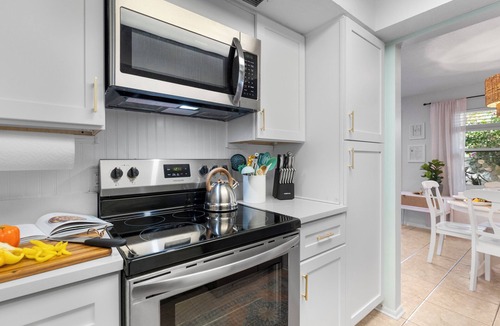 Port Canaveral House | 2/2/KING Bed, no stairs, 3 blks to beach, relaxing/private yard