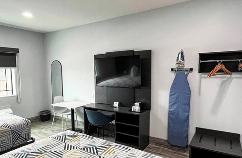 Southeast Houston Hotel | 2 Accommodations 6.4 Miles Away from Airport | Pet-Friendly | Free Parking