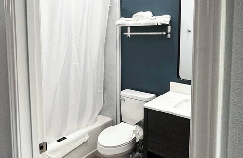 Southeast Houston Hotel | 2 Accommodations 6.4 Miles Away from Airport | Pet-Friendly | Free Parking