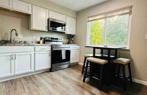Jeddo Apartment | 2 BD APT King Bed Washer & Dryer Fireplace Cable Internet