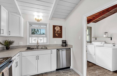 Cheyenne Apartment | 2 BD Perfect Extended Stay W/Onsite Laundry Plus Off Street Parking - Villas1