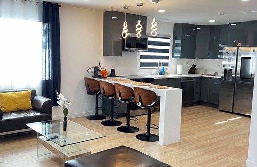 Fullerton House | 2 bed 2 bath in Fullerton 6 miles from Disney, Book Now!