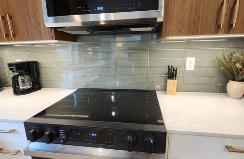 West Woodland House | 2 bed 2 bath, Private Home with Outstanding Views! 10min to Beach/Downtown