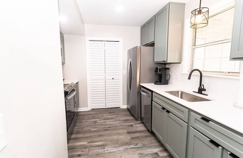 Dothan House | 2 Bed Rm 2.5 Bath, Dog Friendly, Sleep 5, Stocked Kitchen, Sun Room, Close to Shopping & Hospitals