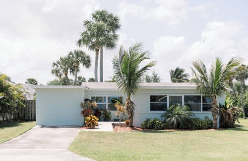 Roseland House | 2 Bedroom 3 Bathrooms with Private Dock & Outdoor Cabana Directly on the River