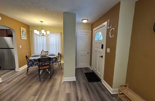 Springfield House | 2-bedroom bungalow in beautiful Springfield with AC and charm