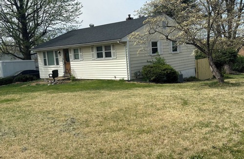 Manchester House | 2-bedroom main floor with AC in charming Ballwin