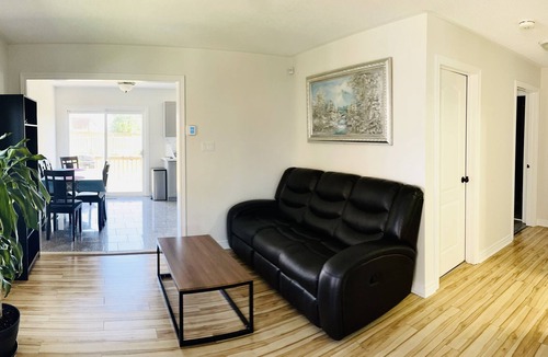 Barrie House | 2 beds 2 baths bungalow near school, grocery and highway 400
