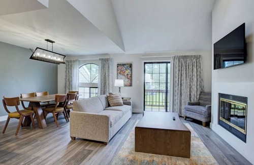 East Stroudsburg Villa | 2 BR unit w/Queen beds, 2 Bath, Full Kitchen, occupancy limit of 6 ppl