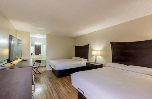 Beeville Hotel | 2 Budget-Friendly Rooms w/Breakfast, Parking, Pet-Friendly Stay