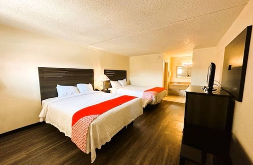 West San Antonio Hotel | 2 Budget-Friendly Rooms w/Outdoor Swimming Pool & Free Parking