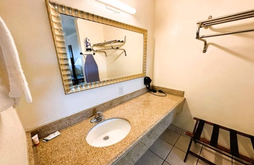 West San Antonio Hotel | 2 Budget-Friendly Rooms w/Outdoor Swimming Pool & Free Parking