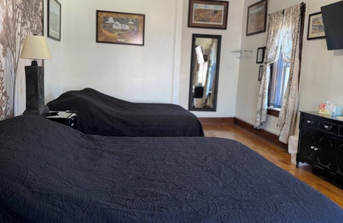 Blanchardville Hotel | 2 Comfortable Queen Beds, Hot Shower & an affordable price!
