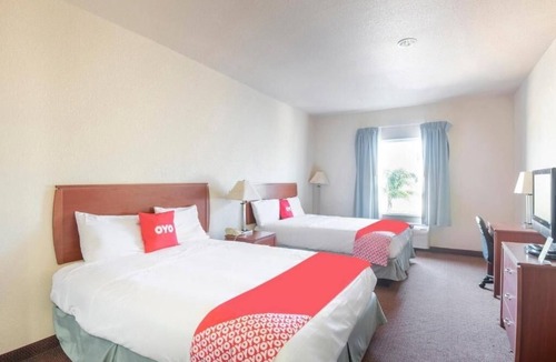 Clute Hotel | 2 Comfortable Rooms, Seasonal Pool, Enjoy Nearby Attractions