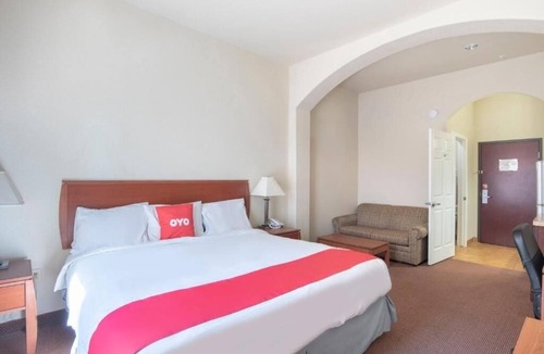 Clute Hotel | 2 Convenient Rooms | Stay Near Local Dining – Affordable & Clean Space