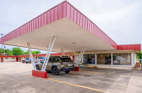 Booneville Apartment | 2 Full Beds|Non-Smoking