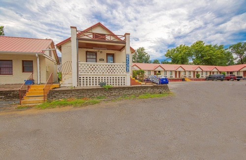 Hiawatha Apartment | 2 Full Beds|Non-Smoking