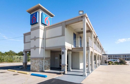Wichita Falls Apartment | 2 Full Beds | Non-Smoking