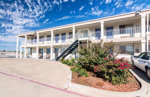 Wichita Falls Apartment | 2 Full Beds | Non-Smoking