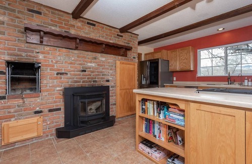 Lander House | 2 Homes, Stunning Mountain Views, Spring Season! Good Value.