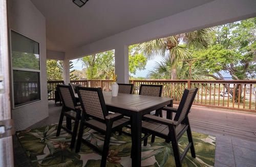 Clermont House | 2 King 2 Twin 1 Queen + Enormous Deck 3 BD Lakeview by Waterfront Park & Events