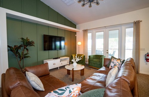 Clermont House | 2 King 2 Twin 1 Queen + Enormous Deck 3 BD Lakeview by Waterfront Park & Events