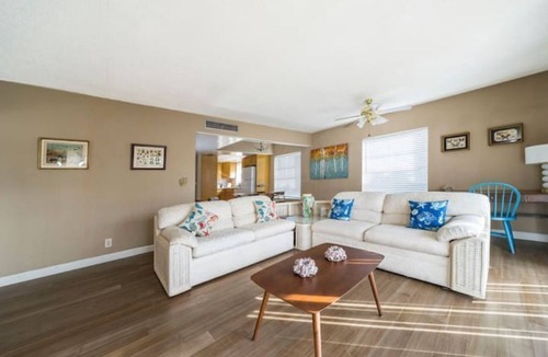 Parrot Cove House | 2 King Bed/2 Bath Spacious Apt-3 min from the beach!