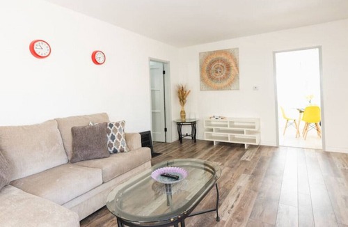 Leimert Park Apartment | 2 Leimert Down · Spring Charmer In The Heart Of The City