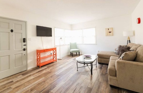 Leimert Park Apartment | 2 Leimert Down · Spring Charmer In The Heart Of The City