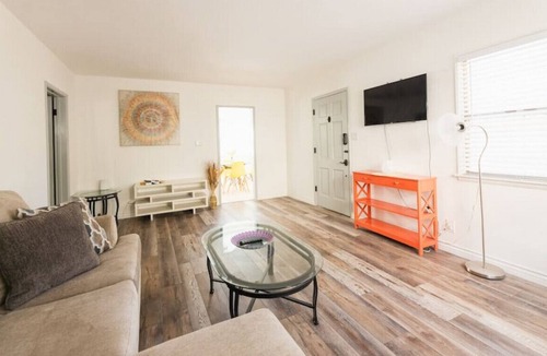 Leimert Park Apartment | 2 Leimert Down · Spring Charmer In The Heart Of The City