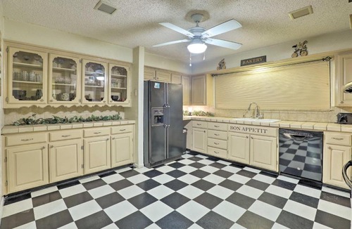 West Arlington House | 2 Mi to Lake Arlington: Spacious Escape w/Deck