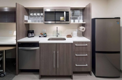 Port Canaveral Hotel | 2 Modern 2 Queen Studios w/Kitchens, Pool Bar & Breakfast | Port Canaveral