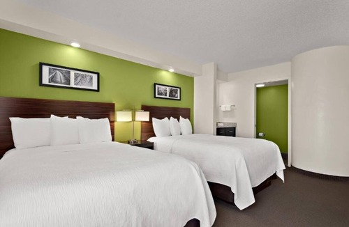 Wesley Chapel Hotel | 2 Modern Units Near The Grove – Walk to Shops & Dining | Free Parking, Breakfast