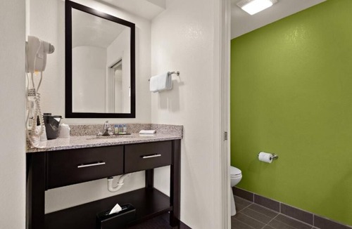 Wesley Chapel Hotel | 2 Modern Units Near The Grove – Walk to Shops & Dining | Free Parking, Breakfast
