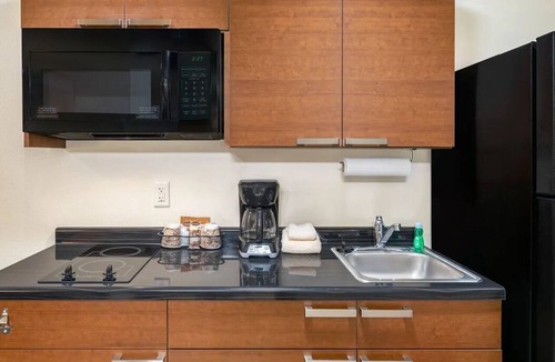 Lubbock Hotel | 2 Pet-friendly Units with Kitchenette and FREE Parking | Near Buddy Holly Center