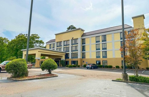 Tougaloo Apartment | 2 Queen Beds Non-Smoking