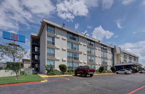 West Meadowbrook Apartment | 2 Queen Beds | Non-Smoking