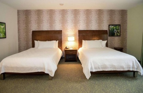 Covington Hotel | 2 Rooms w/2 Queen Beds – Modern Space in Covington Near Castine Center