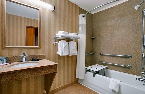 Sterling Heights Hotel | 2-Star Hotel ∙ Hampton Inn & Suites Detroit Sterling Heights