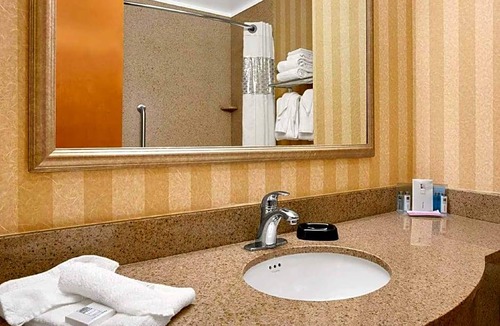 Sterling Heights Hotel | 2-Star Hotel ∙ Hampton Inn & Suites Detroit Sterling Heights