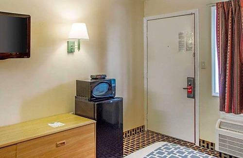 Franklin Hotel | 2-Star Hotel ∙ Econo Lodge Franklin
