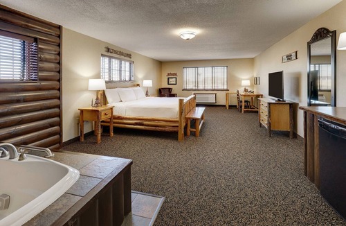 Moline Hotel | 2 Units | Central Moline Stay w/Gym Access | 0.7 mi to Mississippi Riverfront