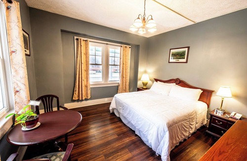 Shawnee On Delaware Hotel | 2 Units | Enjoy Nature from a Warm, Historic Stay Near Scenic Pocono Mountain