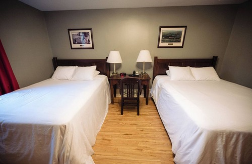 Shawnee On Delaware Hotel | 2 Units | Inviting Retreat Great for Nature Hikes & Relaxing River Trips