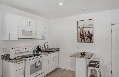 Tropic Apartment | 2536 Modern Studio in Historic Area