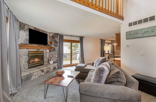Saginaw House | 2bed 1 1/2 bath plus office with Futon, nice area of Saginaw! Sleep up to 6 ppl