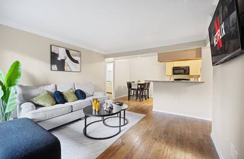 Texas Medical Center Apartment | 2BR 2BA Steps away from Med Center & NRG Pool &Parking