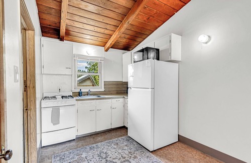 Cheyenne Apartment | 2BR Cozy Cabin Vibes | King Bed + Vaulted Ceilings