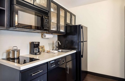 Morris Plains Hotel | 3 1BR Suites w/Kitchen & BBQ Area for Home-Like Comfort and Easy NYC Access
